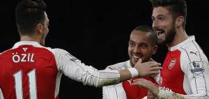 Giroud (d), Walcott (c) y &Ouml;zil se abrazan tras haber vencido 2-1 a los 'citizens' en esta fecha de la Premier League.