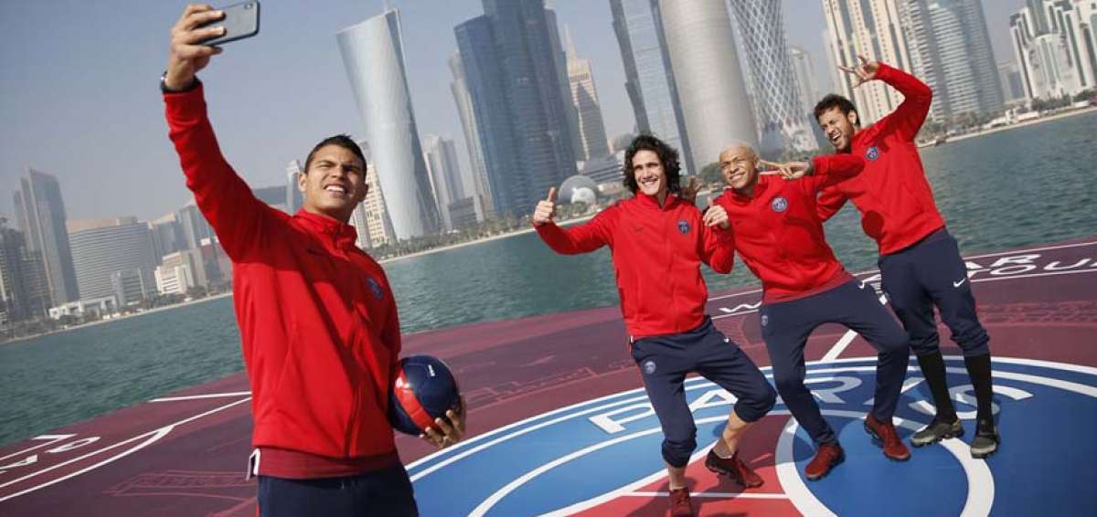 Thiago Silva (iz.)_toma una selfie con sus compa&ntilde;eros del PSG, desde una plataforma en la bah&iacute;a de Doha, atr&aacute;s se observan varios rascacielos.