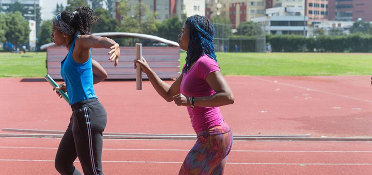 Las atletas ecuatorianas &Aacute;ngela Tenorio (izq.) y Romina Cifuentes durante una de las &uacute;ltimas pr&aacute;cticas de los relevos en la pista Los Chasquis, de Quito.