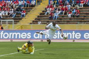 El delantero de Liga de Quito Narciso Mina (der.) durante la acci&oacute;n de su segundo gol, en la que el golero Adri&aacute;n Bone, de El Nacional, no pudo despejar. Foto: John Guevara / El Tel&eacute;grafo