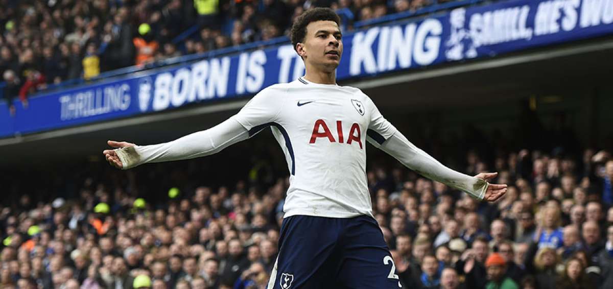 El volante ingl&eacute;s Dele Alli celebra el primer gol del doblete que le marc&oacute; al Chelsea en Stamford Bridge, para confirmar la remontada en ese partido.