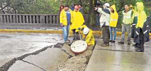 En Cuenca, la calzada colaps&oacute; debido a la torrencial lluvia que cay&oacute; durante la tarde del s&aacute;bado. Los organismos de socorro acudieron a atender las emergencias. Foto: Rodrigo Matute / El Tel&eacute;grafo 