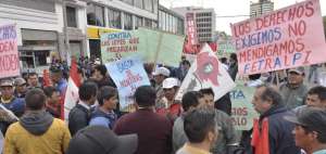 La movilizaci&oacute;n de oposici&oacute;n se inici&oacute; en los exteriores de la Caja del Seguro, centro de Quito. 