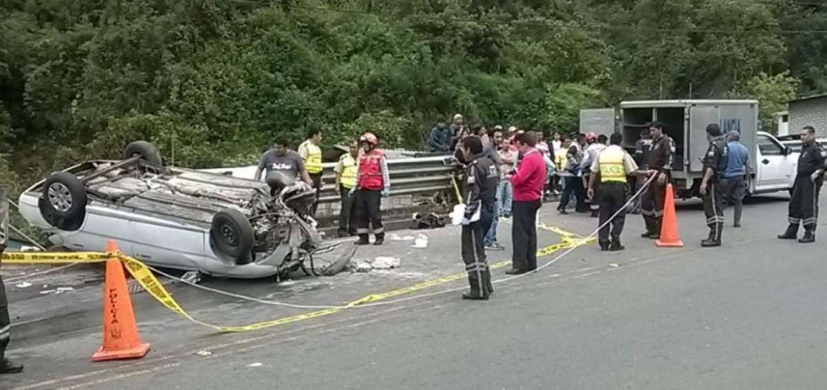 Veh&iacute;culo pierde pista y mueren 2 personas en la v&iacute;a Latacunga-La Man&aacute;