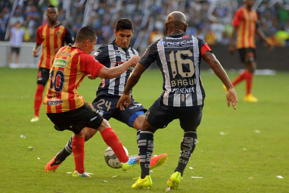 Bag&uuml;&iacute; renueva con Emelec