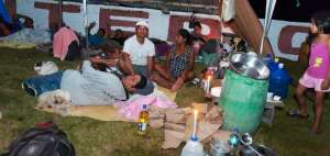 Ante la falta de albergues, algunas familias de Pedernales (Manab&iacute;) improvisaron sitios a la intemperie para poder preparar sus alimentos y pasar la noche.