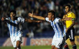 Barrera, volante del Atl&eacute;tico Junior, mostr&oacute; su categor&iacute;a para definir con precisi&oacute;n anotando el 1-0. Foto: Agencia AFP