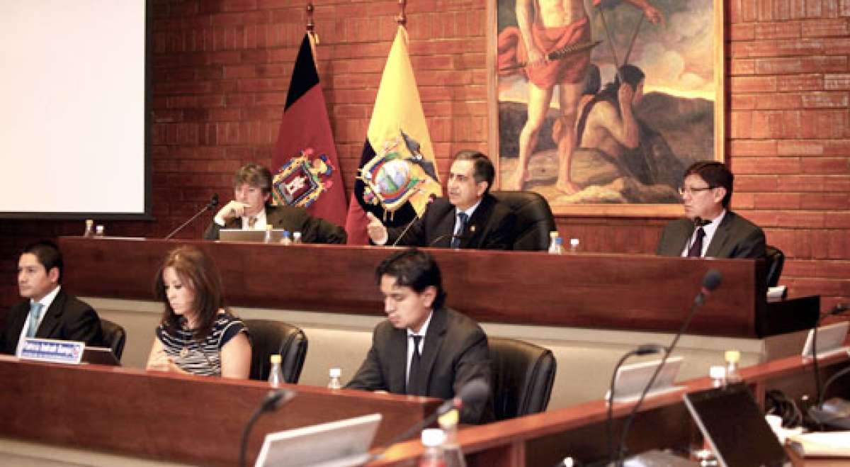 El alcalde Augusto Barrera presidir&aacute; hasta abril el Concejo Metropolitano de Quito. Foto: Cortes&iacute;a