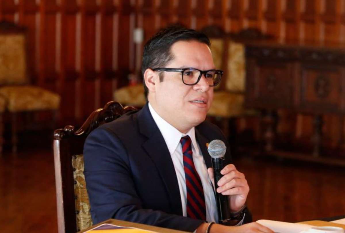 José Julio Neira ocupa otros cargos por disposición presidencial, como director encargado de la UAFE y el SERCOP.