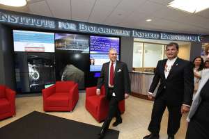 El presidente Rafael Correa durante su recorrido por el Wyss Institute. Foto: Presidencia 