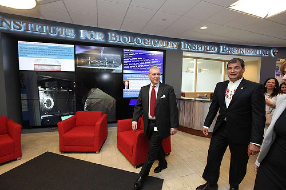 El presidente Rafael Correa durante su recorrido por el Wyss Institute. Foto: Presidencia 