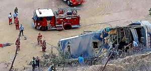 Miembros de las entidades de socorro dieron atenci&oacute;n a los heridos del accidente de los miembros de la barra Sur Oscura, en Per&uacute;.