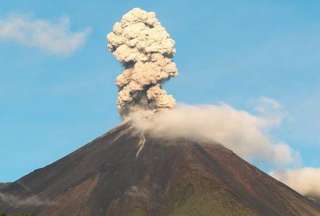 El volcán Reventador expulsó columnas de ceniza y vapor