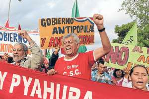 Afuera del centro de convenciones de Asunci&oacute;n, donde se reuni&oacute; la OEA, se produjeron manifestaciones en contra del gobierno paraguayo. Foto: EFE.