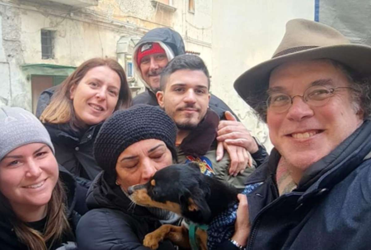 El perro Peppinielo (centro) generó una masiva campaña de búsqueda en Italia.