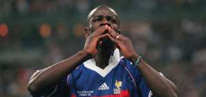 El exfutbolista, Lilian Thuram, tras ganar el t&iacute;tulo de campe&oacute;n del mundo con la selecci&oacute;n de Francia, en el torneo que se organiz&oacute; en ese pa&iacute;s en 1998.