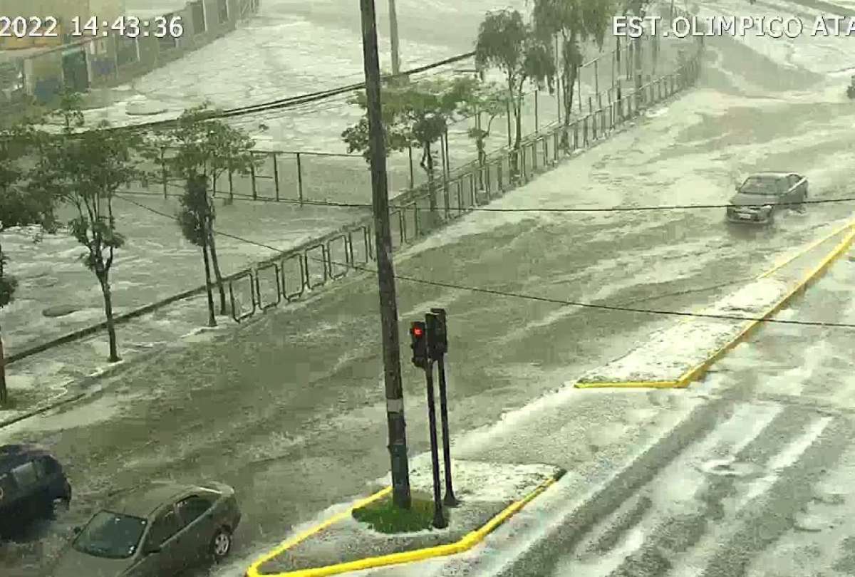 Inundaciones y alcantarillas colapsadas por fuerte lluvia en Quito