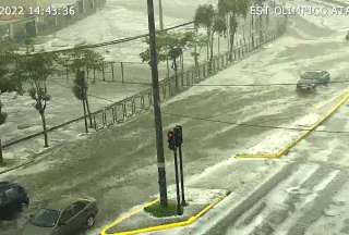 Inundaciones y alcantarillas colapsadas por fuerte lluvia en Quito