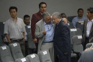 Miller Salazar habla con Luis Chiriboga antes de que el titular de la FEF salga del Auditorio. Foto: Lylibeth Coloma