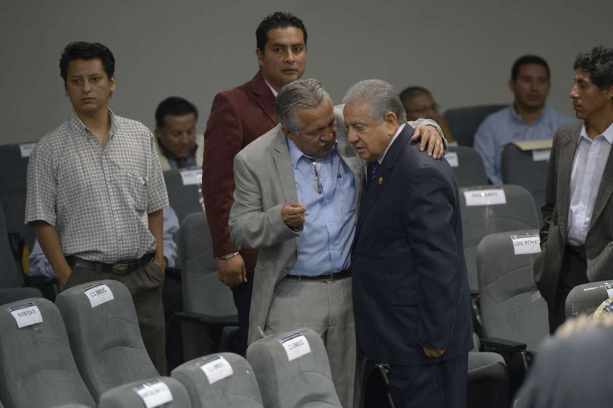 Miller Salazar habla con Luis Chiriboga antes de que el titular de la FEF salga del Auditorio. Foto: Lylibeth Coloma