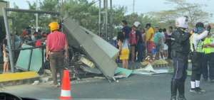 Una de las casetas fue destruida por la fuerza del impacto. Resultaron heridas al menos dos personas, seg&uacute;n el ECU-911 Samborond&oacute;n.