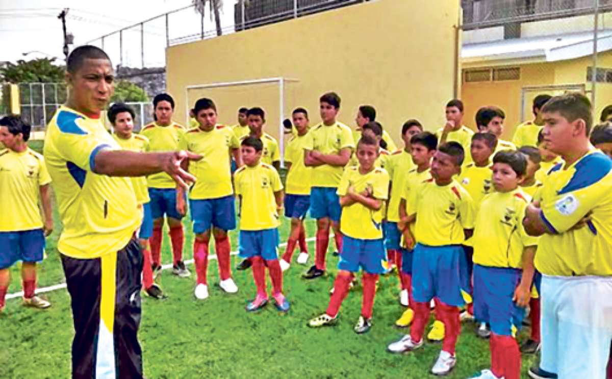 El exjugador de Emelec, Barcelona y la selecci&oacute;n, M&aacute;ximo Tenorio, es uno de los instructores en la escuela de f&uacute;tbol de Fedenador. Foto: Cortes&iacute;a