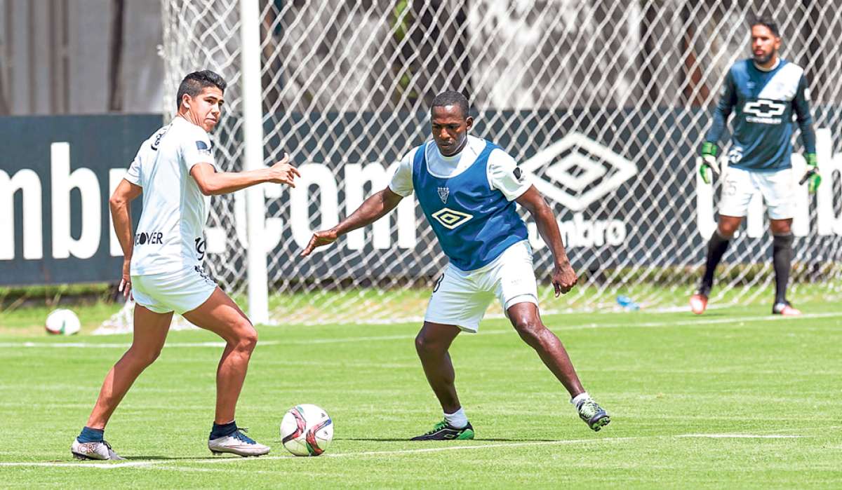 Diego &lsquo;Cachete&rsquo; Morales (izq.) intenta superar la marca de N&eacute;icer Reasco, durante la &uacute;ltima pr&aacute;ctica que realizaron los albos antes del partido de esta tarde. Foto: Miguel Jim&eacute;nez / El Tel&eacute;grafo