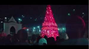 El video muestra a un grupo de j&oacute;venes de tez blanca y aparentemente acomodados yendo a un pueblo de la sierra de Oaxaca, Totontepec, donde construyen un &aacute;rbol de navidad. 