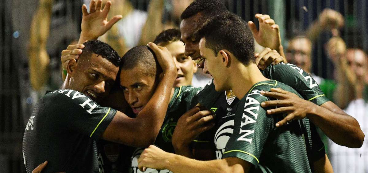 El brasile&ntilde;o Chapecoense se impuso 2-1 ante Atl&eacute;tico Nacional por la Recopa Sudamericana, en un partido emotivo que se jug&oacute; entre dos equipos unidos por la tragedia de noviembre pasado. 