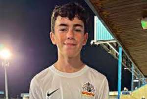 Niño de 13 años se convierte en el futbolista 'sénior' más joven del Reino Unido