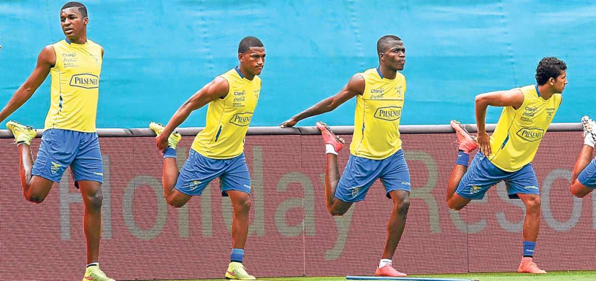 Los seleccionados Frickson Erazo (izq.), Carlos Gruezo, &Eacute;nner Valencia y Joao Rojas forman parte de la base de jugadores que participaron en el Mundial de Brasil. Foto: Internet.