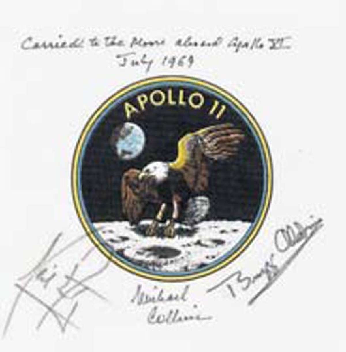 El emblema vendido estaba autografiado por los 3 tripulantes del Apolo XI.