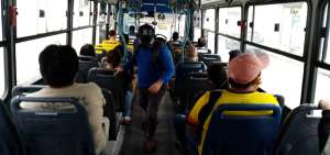 En los espacios de gran afluencia de p&uacute;blico, como los buses urbanos,  se debe cumplir estrictamente con el distanciamiento social. 