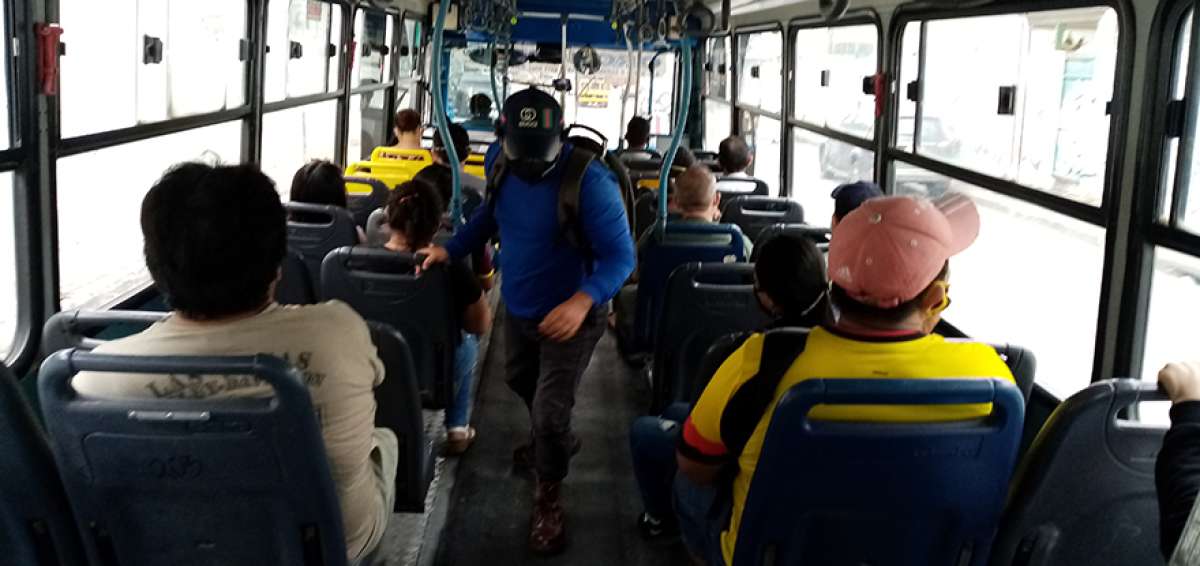 En los espacios de gran afluencia de p&uacute;blico, como los buses urbanos,  se debe cumplir estrictamente con el distanciamiento social. 