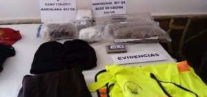 Entre las evidencias constan rev&oacute;lveres, uniformes policiales, droga, entre otras. 
