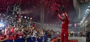 El alem&aacute;n Sebasti&aacute;n Vettel pos&oacute; para los periodistas despu&eacute;s de ganar el Gran Premio de Singapur por segundo a&ntilde;o consecutivo. 