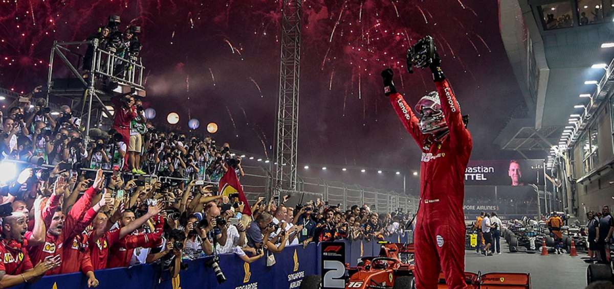 El alem&aacute;n Sebasti&aacute;n Vettel pos&oacute; para los periodistas despu&eacute;s de ganar el Gran Premio de Singapur por segundo a&ntilde;o consecutivo. 