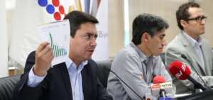 Leonardo Berrezueta, ministro del Trabajo, y Jos&eacute; Rosero, director del Instituto Nacional de Estad&iacute;stica y Censos (INEC), durante una rueda de prensa.