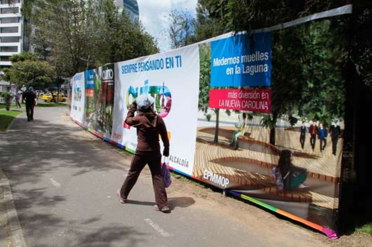 Desde fines de abril, m&aacute;s de una decena de vallas y pancartas anuncian la remodelaci&oacute;n de La Carolina. Foto: Daniel Molineros/ El Tel&eacute;grafo