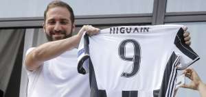 Presidente del N&aacute;poles habla de "traici&oacute;n" de Higua&iacute;n al fichar por la Juve