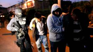 Los individuos fueron identificados como Delf&iacute;n C. de 52 a&ntilde;os de edad, quien portaba en sus manos un arma de fuego calibre 9 mil&iacute;metros., Jos&eacute; O. y Carlos M.