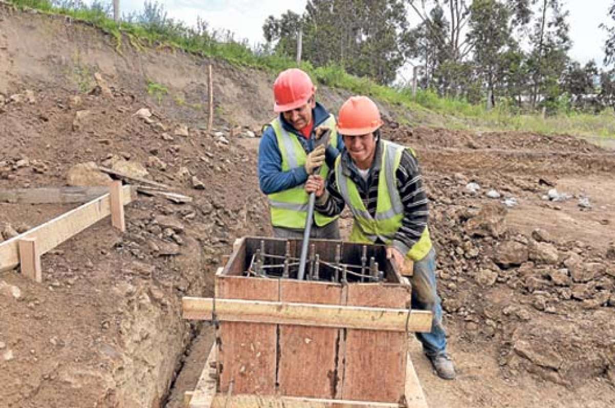 Junto a las instalaciones de Gidsa, norte de Ambato, ayer empez&oacute; la construcci&oacute;n de una moderna procesadora de desechos s&oacute;lidos. FOTO: ROBERTO CH&Aacute;VEZ