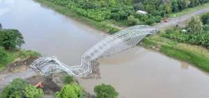 Gabarra entrar&iacute;a en funcionamiento tras colapso de puente en Colimes