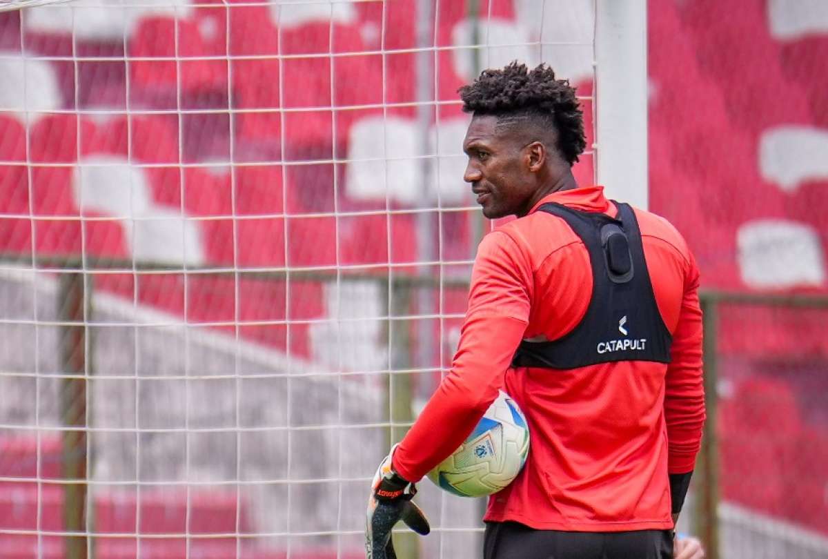 Alexander Domínguez será el arquero de Liga de Quito ante Palmeiras