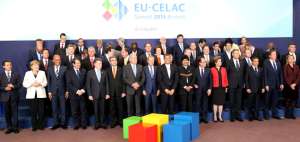 Foto oficial de los Jefes de Estado que participaron de la Cumbre en Bruselas. Foto: AFP 