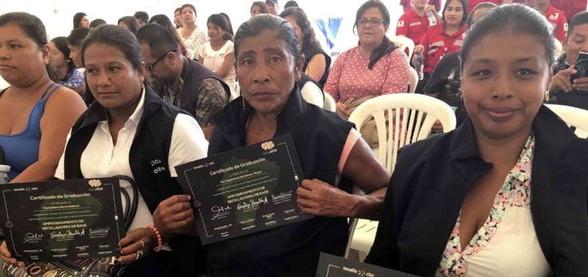 Las mujeres recicladoras recibieron los certificados de su capacitaci&oacute;n de manos de funcionarios de Tesalia y representantes de los ministerios.