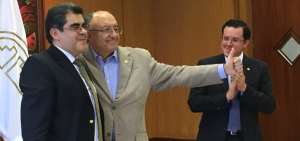 C&eacute;sar Monta&ntilde;o (i) y Jaime Breilh (c) celebraron la decisi&oacute;n de la Corte Constitucional. 