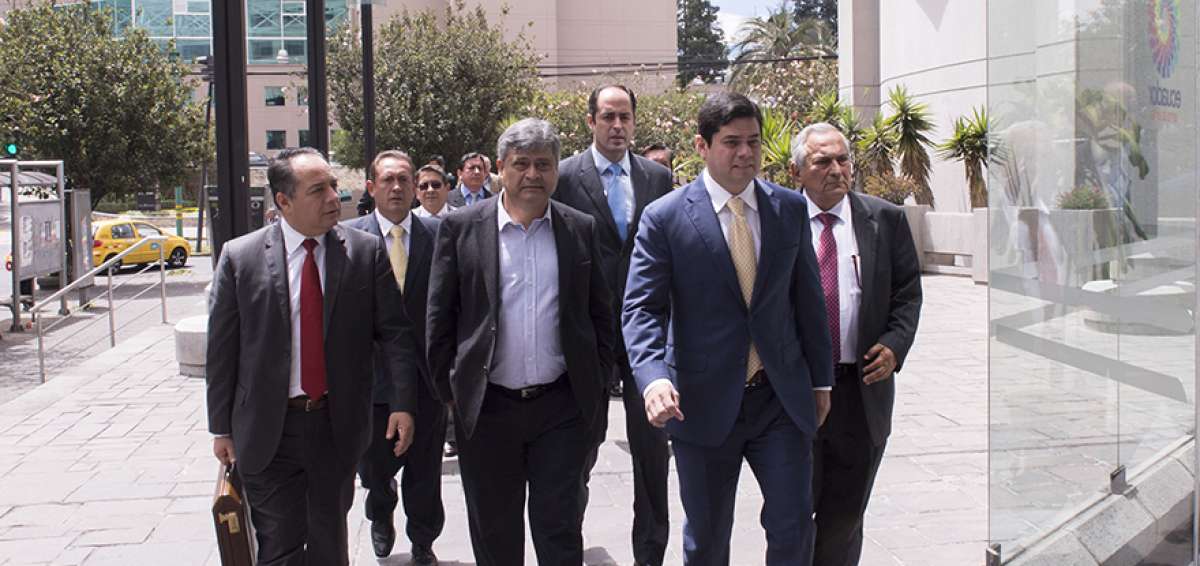 El alcalde de Machala, Carlos Falquez, acudi&oacute; al Ministerio de Transporte y Obras P&uacute;blicas acompa&ntilde;ado por representantes del sector bananero.