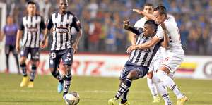 Miller Bola&ntilde;os fue la &lsquo;pesadilla&rsquo; del uruguayo &Aacute;lvaro Pereira (der.) que no hall&oacute; forma de detener al volante azul. Foto: Karly Torres / El Tel&eacute;grafo.