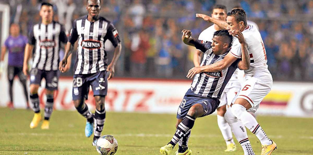 Miller Bola&ntilde;os fue la &lsquo;pesadilla&rsquo; del uruguayo &Aacute;lvaro Pereira (der.) que no hall&oacute; forma de detener al volante azul. Foto: Karly Torres / El Tel&eacute;grafo.